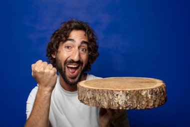 Genç, sakallı, ahşap kopya alanı olan bir adam.