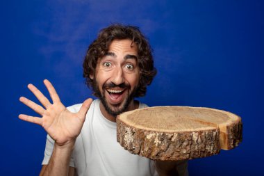 Genç, sakallı, ahşap kopya alanı olan bir adam.