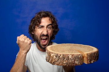 Genç, sakallı, ahşap kopya alanı olan bir adam.