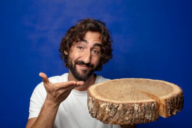 Genç, sakallı, ahşap kopya alanı olan bir adam.