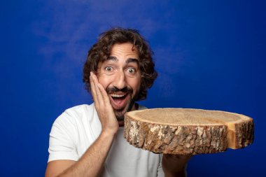 Genç, sakallı, ahşap kopya alanı olan bir adam.