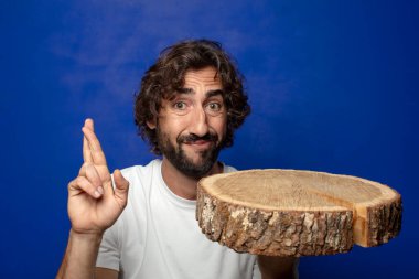 Genç, sakallı, ahşap kopya alanı olan bir adam.