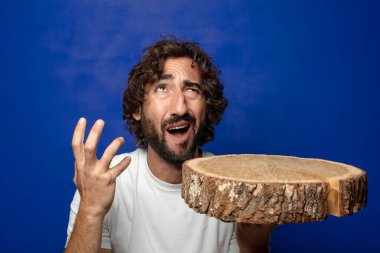 Genç, sakallı, ahşap kopya alanı olan bir adam.