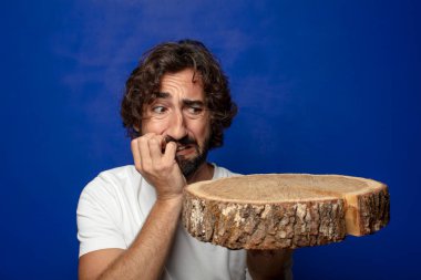 Genç, sakallı, ahşap kopya alanı olan bir adam.