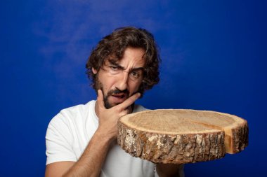 Genç, sakallı, ahşap kopya alanı olan bir adam.