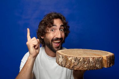 Genç, sakallı, ahşap kopya alanı olan bir adam.