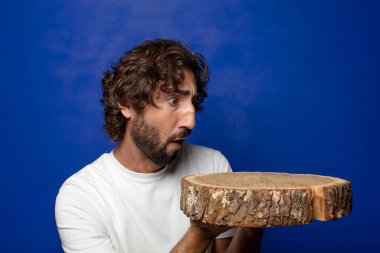 Genç, sakallı, ahşap kopya alanı olan bir adam.