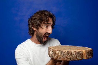 Genç, sakallı, ahşap kopya alanı olan bir adam.