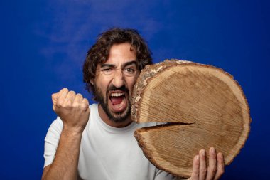 Genç, sakallı, ahşap kopya alanı olan bir adam.