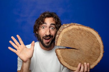 Genç, sakallı, ahşap kopya alanı olan bir adam.