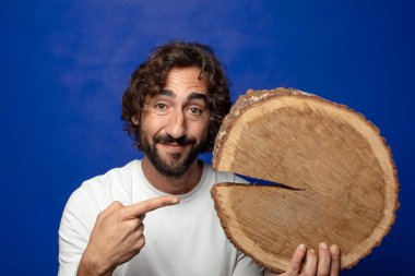 Genç, sakallı, ahşap kopya alanı olan bir adam.