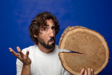 Genç, sakallı, ahşap kopya alanı olan bir adam.