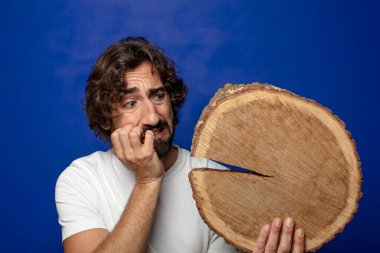 Genç, sakallı, ahşap kopya alanı olan bir adam.