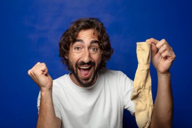 Kirli çorabı olan genç, sakallı bir adam.