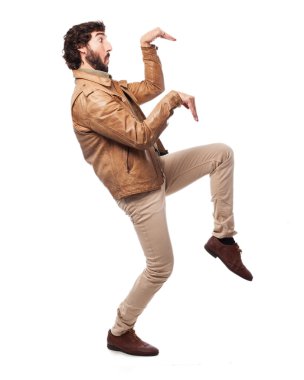 mutlu genç adam dans