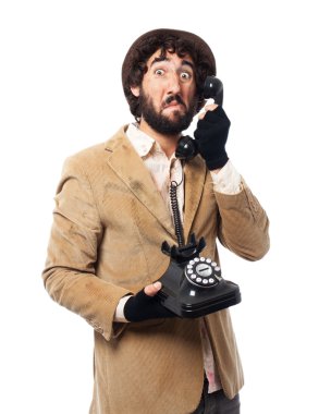 evsiz adam telefon ile karışık