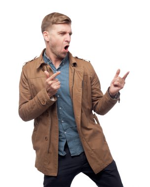 mutlu genç adam dans