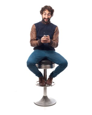 Mobil bar tabure ile genç adam