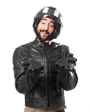 gülümseyen mutlu motorcu