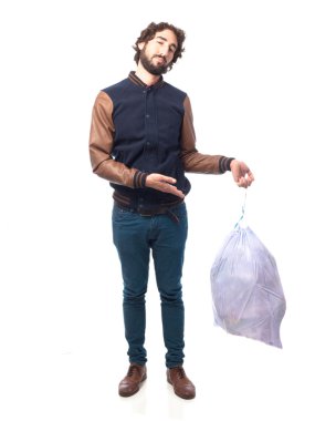 Çöp torbalı sıkıcı genç adam.