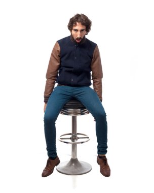 bar tabure sıkıcı genç adamla