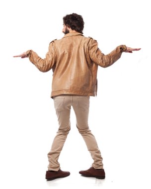 mutlu genç adam dans