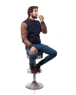 alkollü içki bar tabure ile genç adam