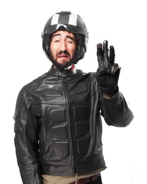 Üç numaralı ile üzgün motorcu