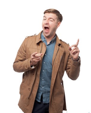 mutlu genç adam dans