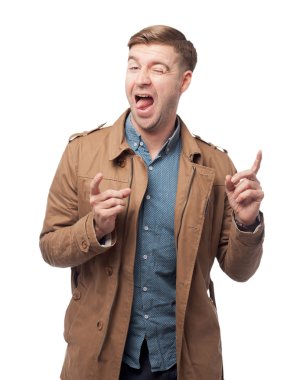 mutlu genç adam dans