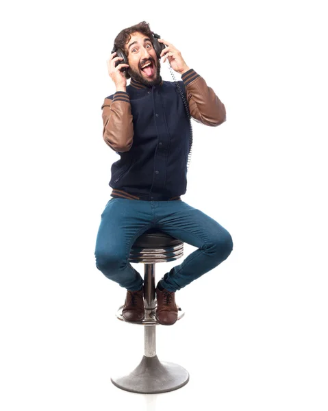 Młody człowiek z słuchawki bar stolec — Zdjęcie stockowe