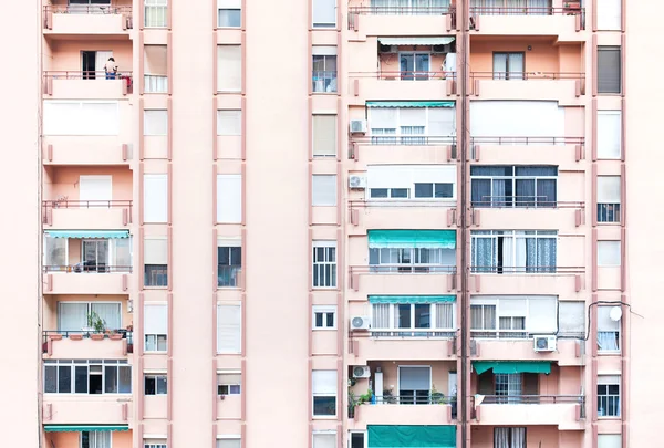 Apartmanı olan büyük bir bina.