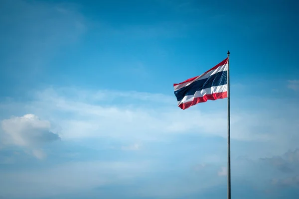 Mavi Gökyüzü Arkaplanlı Tayland Bayrağı — Stok fotoğraf