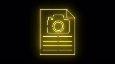 Kameralı bir kağıdın sarı neon çizgisi ve siyah bir arkaplan üzerinde çizgiler