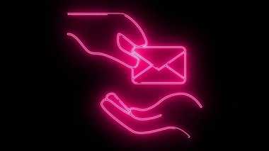 İki neonpembe el, siyah bir arkaplanda izole edilmiş neonpembe bir zarfı geçiyor.