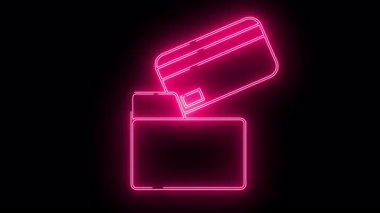 Siyah arka planda kredi kartı olan neon pembe bir cüzdan.