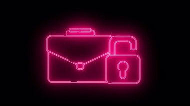 Neon pembe bir evrak çantası ve açık bir asma kilit, karanlık bir zemin üzerinde parlıyor.