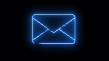 Bir neon mavi zarf ana hatları siyah bir arkaplan üzerinde parlayarak dijital posta simgesi etkisi yaratır