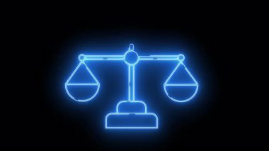 Yeni özetlenmiş adalet terazileri siyah bir arkaplan karşısında mavi parlıyor.