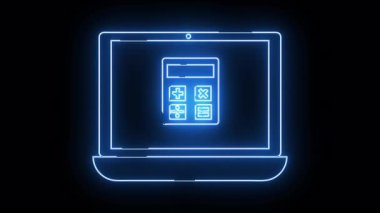 Ekranda hesap makinesi simgesi olan yeni dizüstü bilgisayar siyah bir arkaplana karşı aydınlatıldı