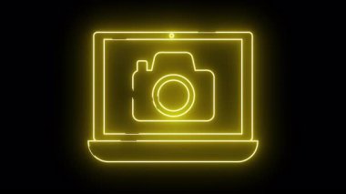 Sarı neon dizüstü bilgisayarın ana hatları bir kamera simgesinin siyah bir arkaplanda parladığını gösteriyor
