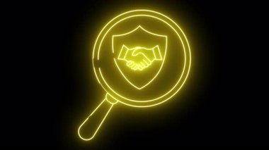 Işıldayan sarı neon bir büyüteç çizgisi içinde iki eli titreyen bir kalkanı kaplıyor.