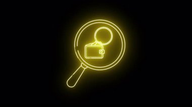 Cüzdanın neon sarısı çizgisi büyüteç altında siyah arka planda