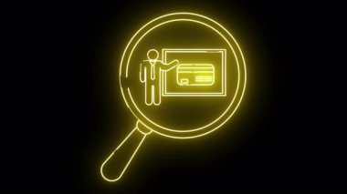 Neon sarısı büyüteç, bir kredi kartı diyagramını siyah arka planda sunan kişiyi görüntüler.