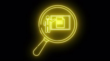 Sarı neon büyüteç, siyah bir arkaplana karşı bir panoda belge sunan kişiye odaklanır