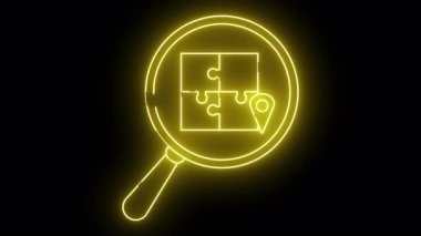 Parlayan sarı neon çizgili bir büyüteç, dört parçalı bir yapbozu harita iğnesiyle gösteriyor.