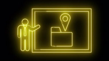 Neon sarısı bir sunum sunucu figürünün yanında konum şifresi olan bir dizin gösterir