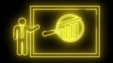 Sarı neon çizgili kişi, bir büyüteç altındaki bir tabloya işaret ediyor. Siyah bir arkaplana karşı.