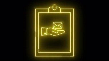 Siyah arkaplanda bir zarf sunan neon renkli sarı bir pano.