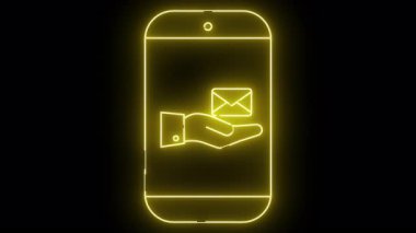 Sarı neon telefon, cep telefonu ve e-postayı sembolize eden bir zarf ile bir el görüntüler
